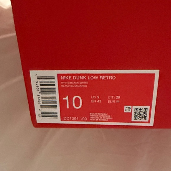 Nike Classic Black and White Low-Tops - Picture 5 of 6